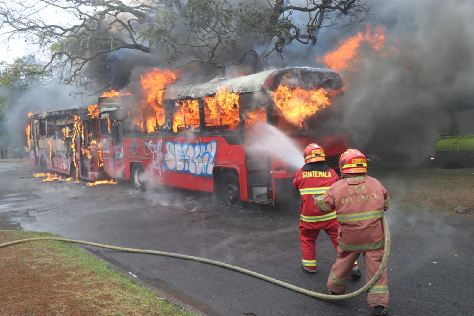 Autobuses abandonados se incendian en la Calzada San Juan