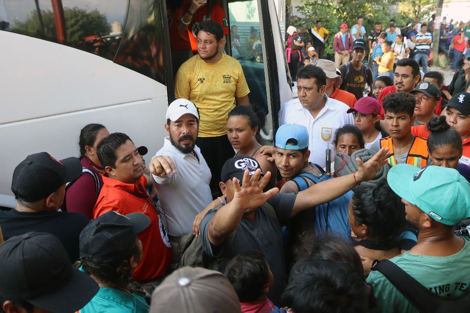 Caravana de miles de migrantes para y se entrega a autoridades mexicanas en el sur de México