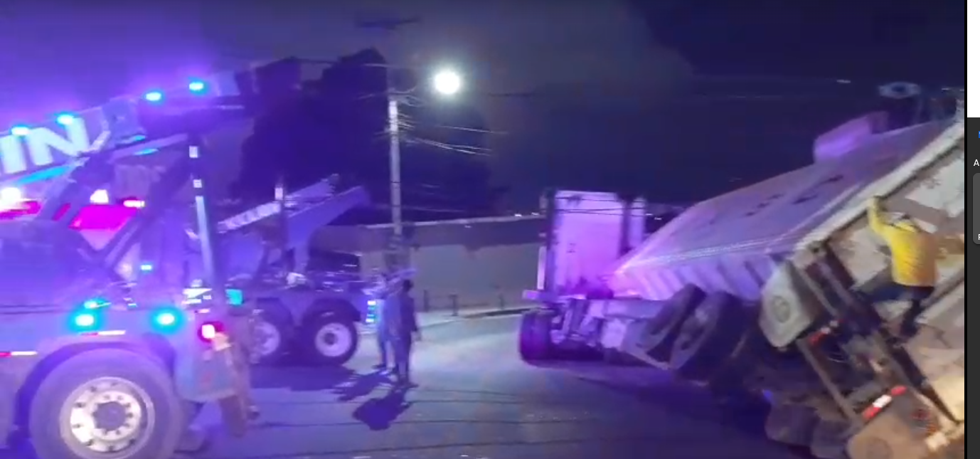 Tráiler encunetado complica el paso en Villa Nueva y la ruta al Pacífico