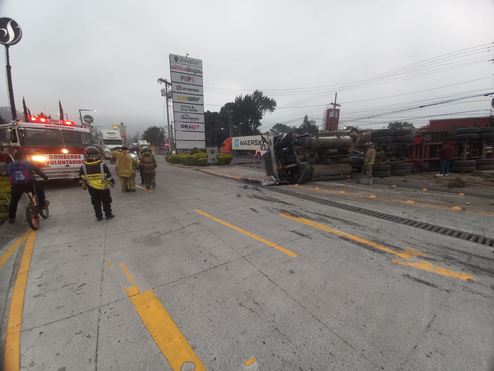 Tráiler protagoniza accidente y afectó el tránsito en la ruta a Amatitlán