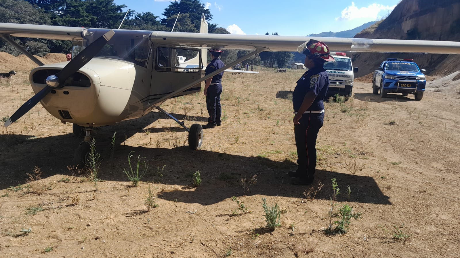 Piloto aterriza de emergencia en Santo Tomás Milpas Altas por problemas en el motor de una avioneta