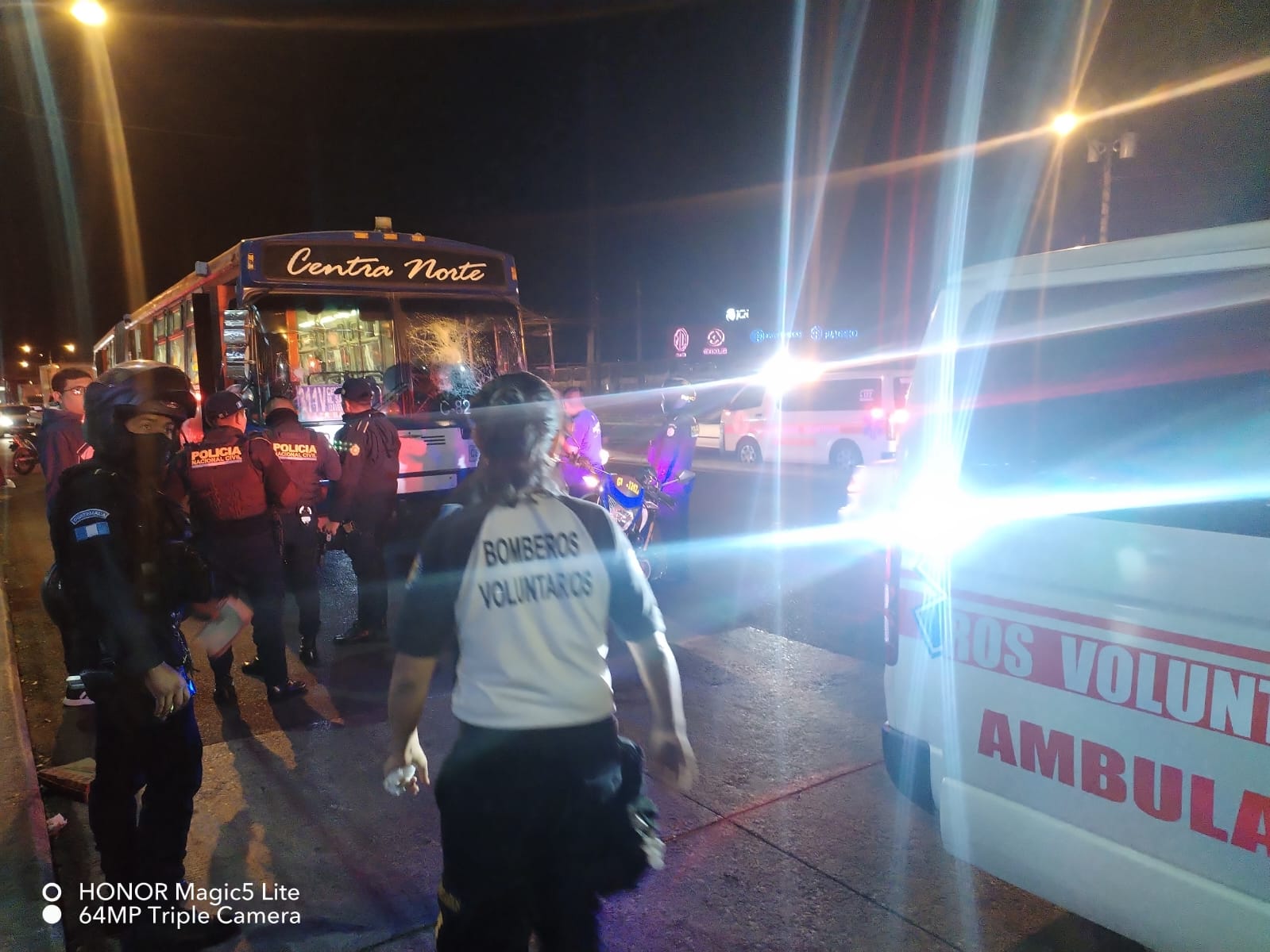 Transurbano que transportaba venezolanos es atacado con piedras y palos por un grupo de supuestos taxistas ilegales