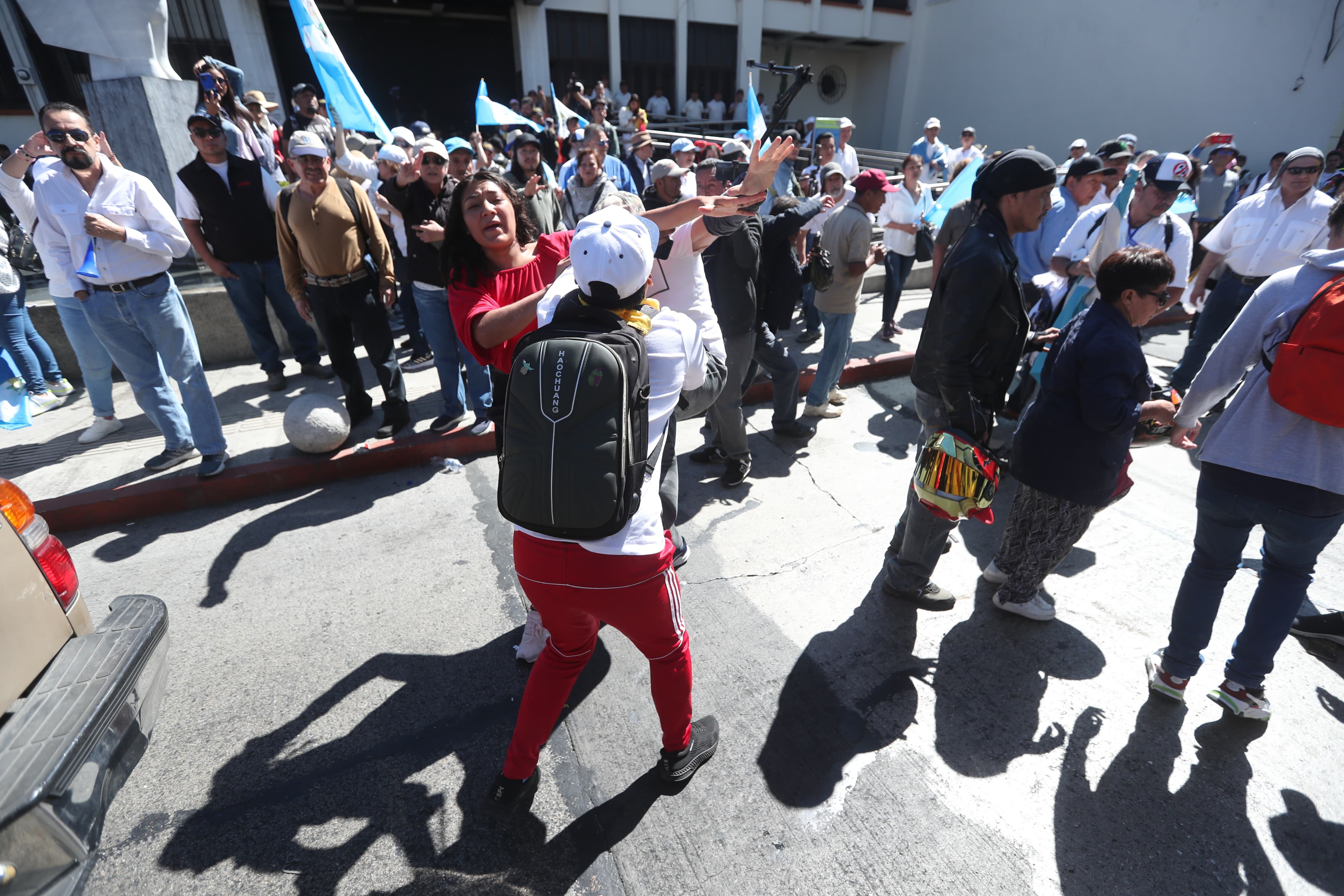 Golpes e insultos en la CC: hay agresión entre grupos que manifiestan por resolución para repetir elección de junta directiva del Congreso