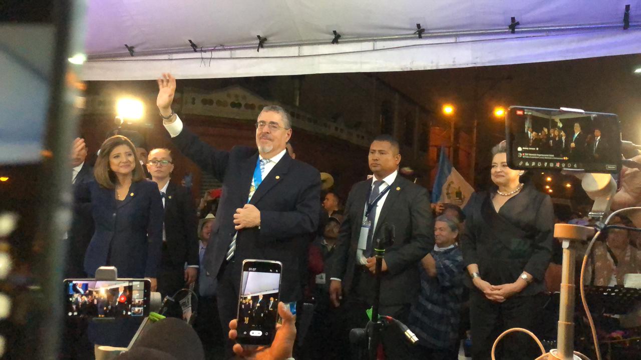 Bernardo Arévalo y Karin Herrera llegan frente al MP