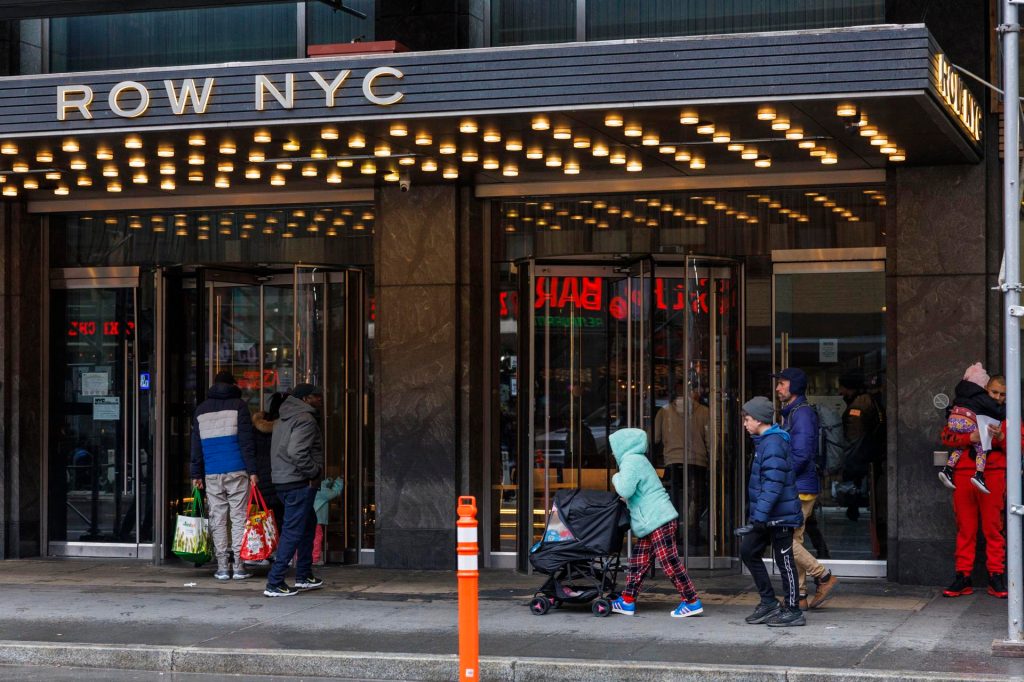 Familias de migrantes dejan sus albergues en Nueva York en medio una tormenta invernal