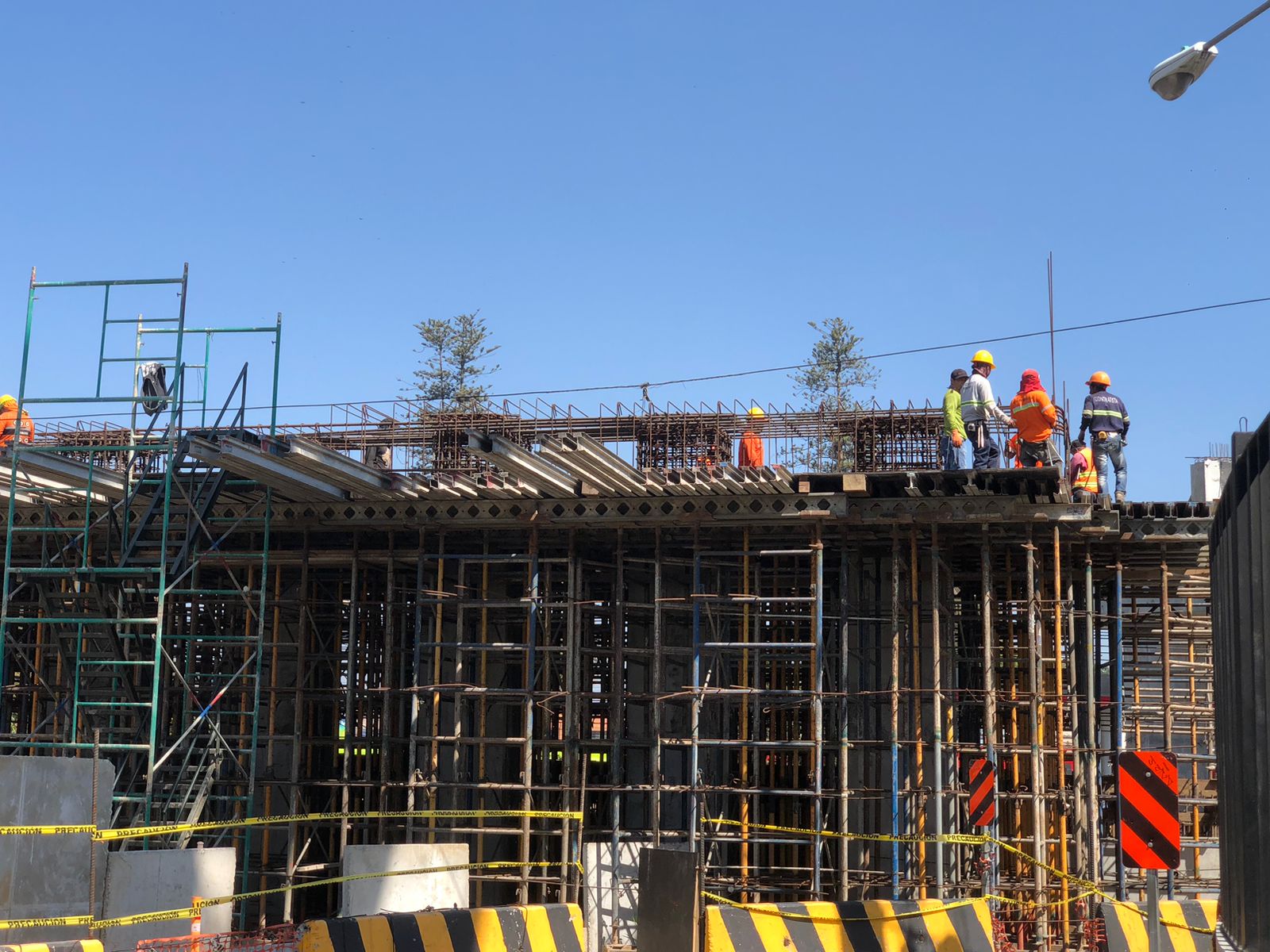 Se reanuda la construcción del paso a desnivel de la calzada Roosevelt, que estuvo suspendida seis meses