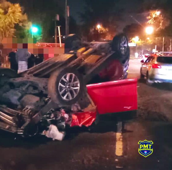 Carro vuelca en Vista Hermosa luego que el piloto perdió el control del vehículo