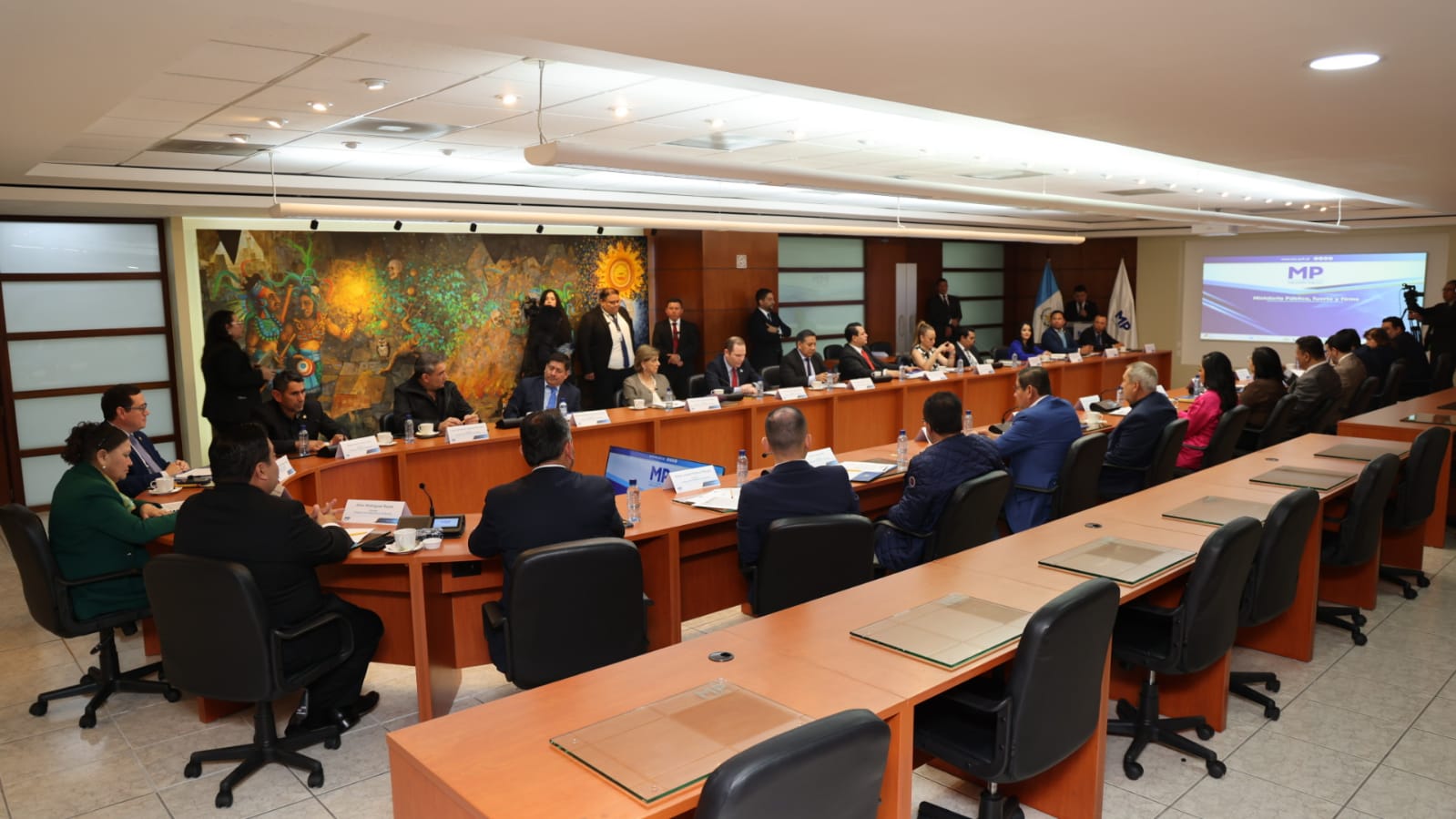 Fiscal general se reúne con diputados y hablan de varios temas