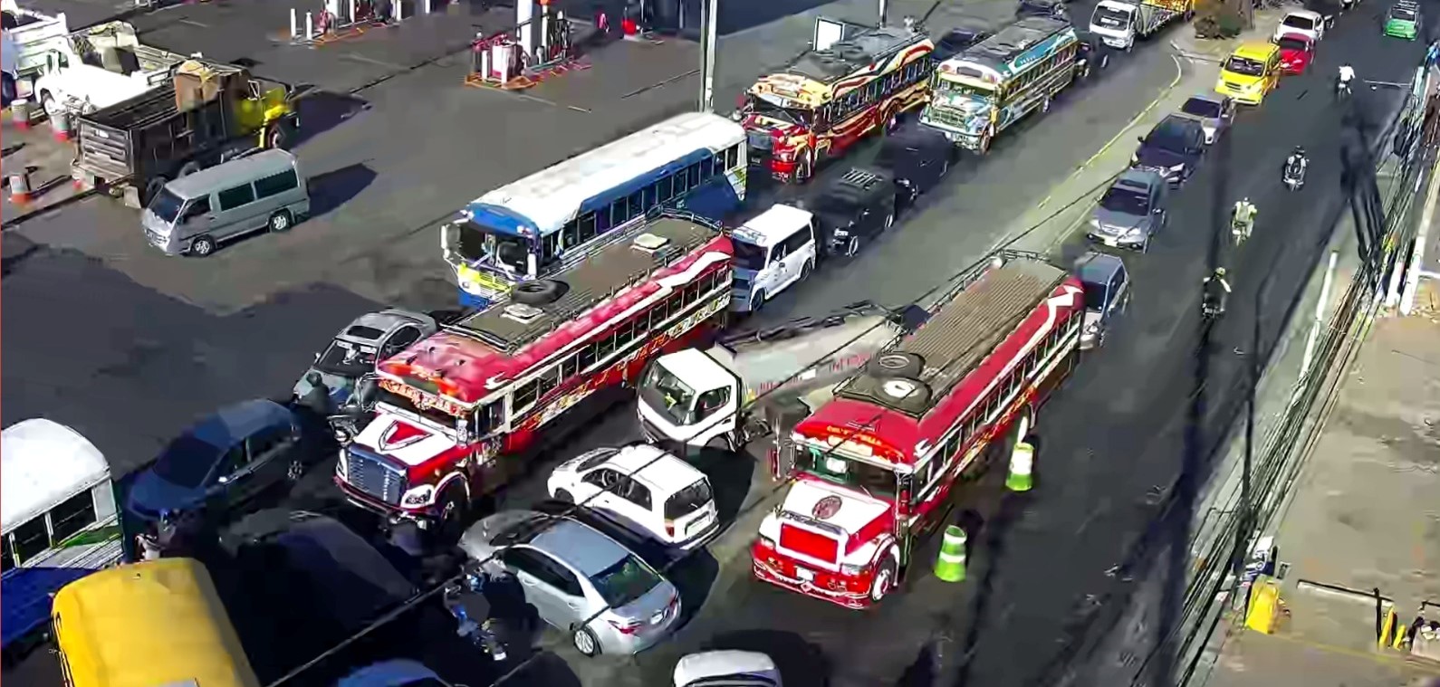 Cambian las horas pico por más de 1 millón 200 mil carros que circulan en la capital