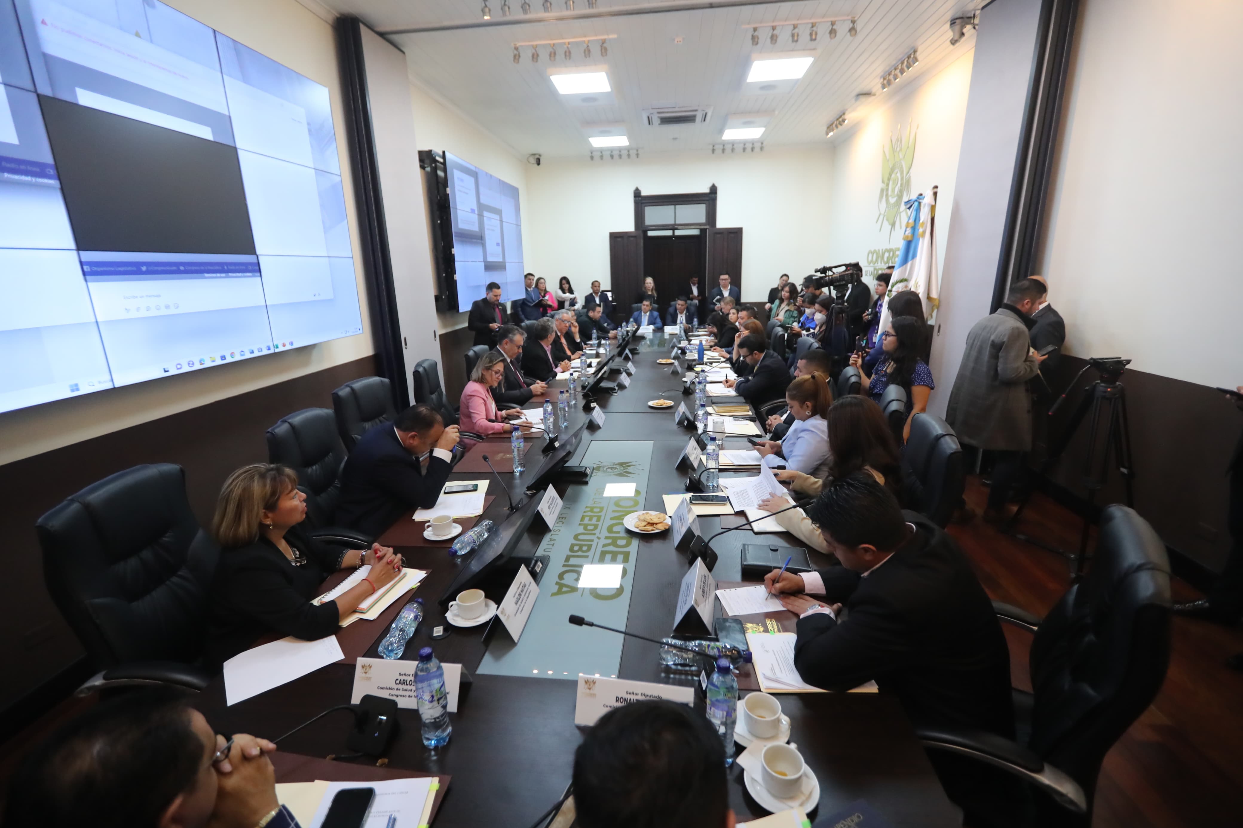 Diputados señalan que hospitales nacionales pagaron hasta Q15 mil por frasco de inmunoglobulina