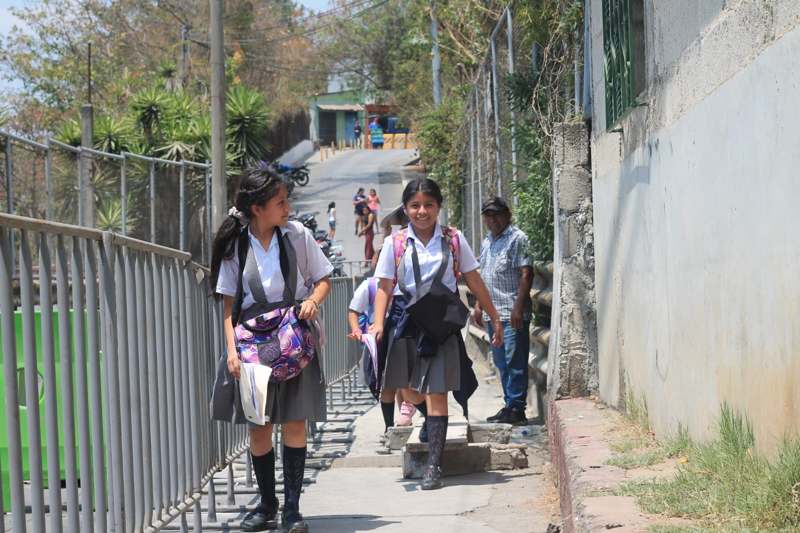 Socavón incomunica a 400 familias en la zona 13