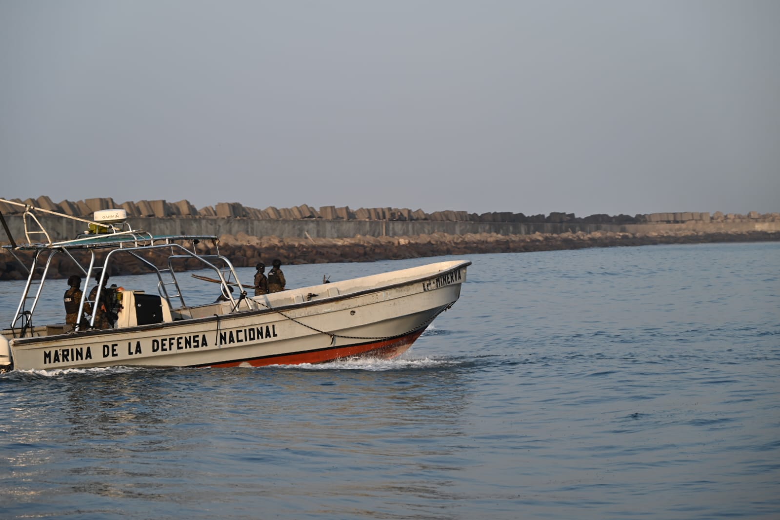 Dos lanchas, bultos con drogas y seis detenidos en operativos en el Pacífico guatemalteco