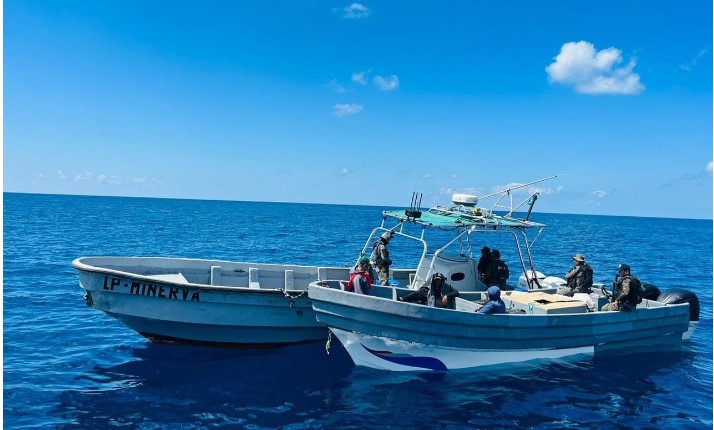 En imágenes: Así fue la intercepción de una embarcación con posible droga en el Pacífico