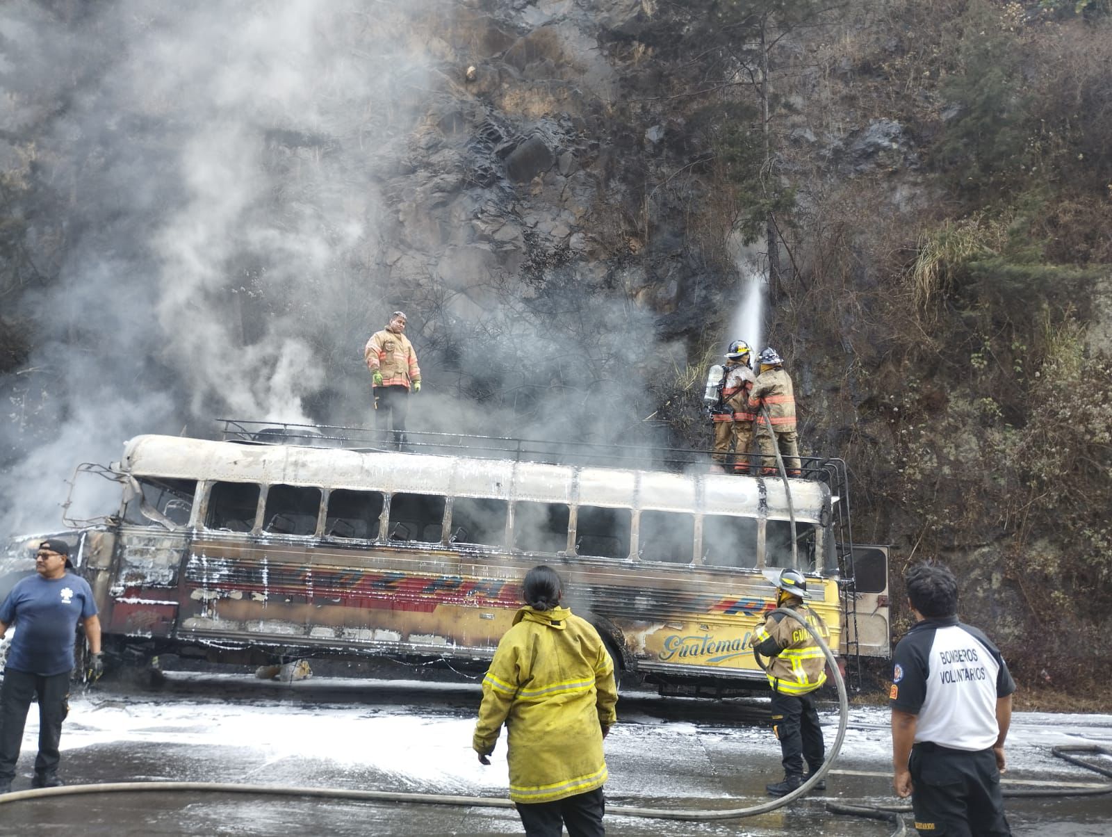 Autobús de pasajeros se incendia en la ruta Interamericana