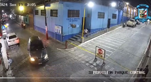 Imágenes: Cámara capta el momento en que un motorista muere al chocar contra una cadena que cerraba la vía