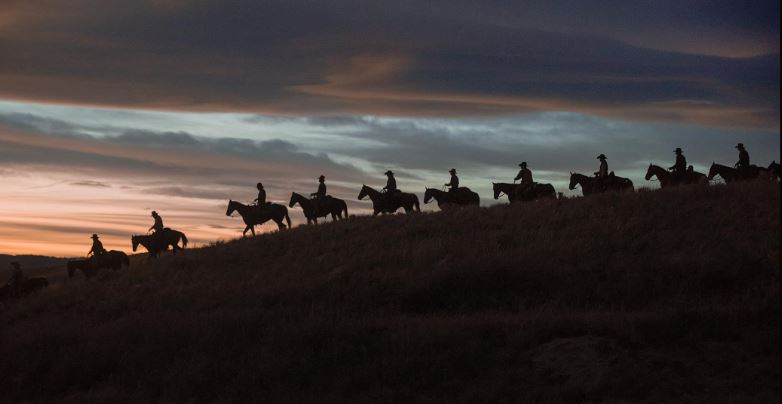 Universo “Yellowstone”: Fallece el actor Cole Brings Plenty, a los 27 años