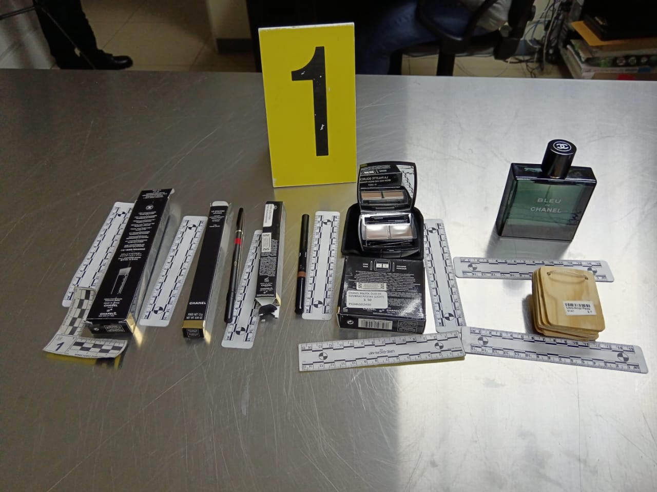 Capturan a dos en aeropuerto por robos en área libre de impuestos