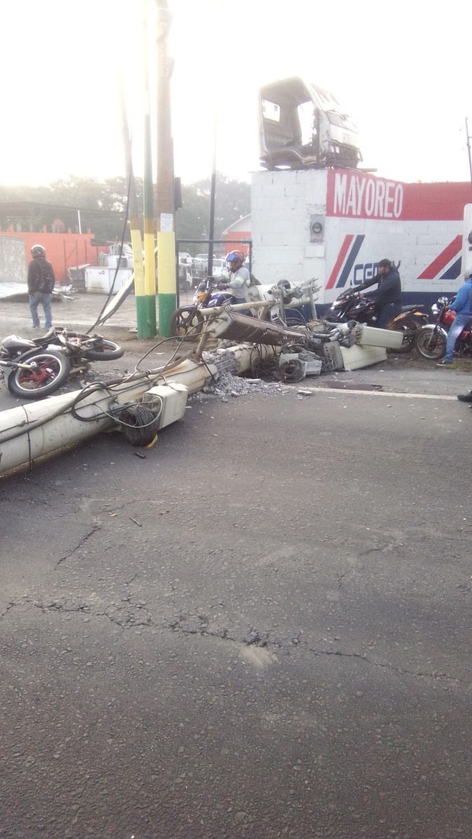 Poste cae en el km 28 de la ruta al Pacífico