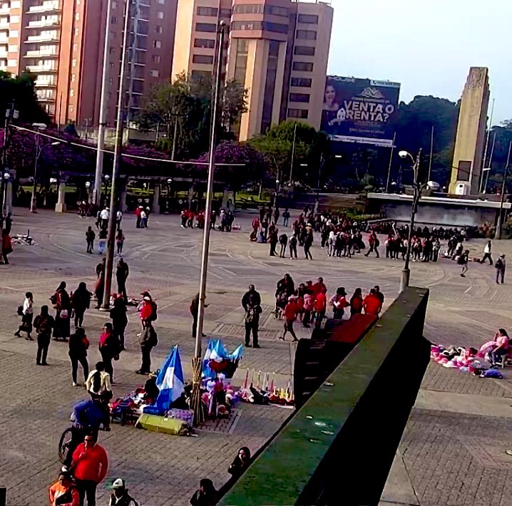 Salubristas se reúnen en El Obelisco y se dirigirán al Centro Histórico para manifestar