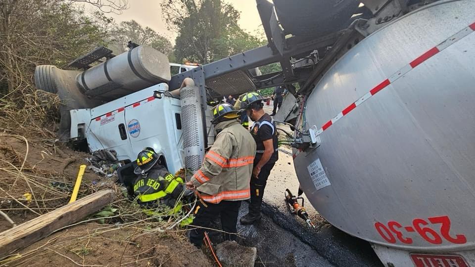 Piloto de camión cargado con combustible muere al volcar en la RN – 14