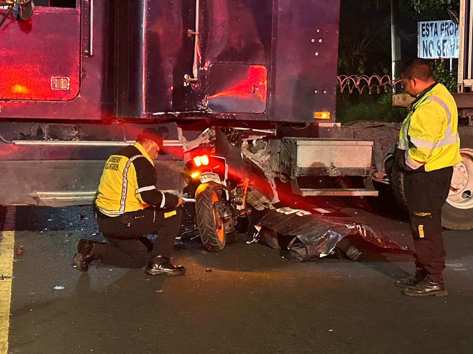Accidente de motorista y tráiler complica el tránsito en ruta a El Salvador