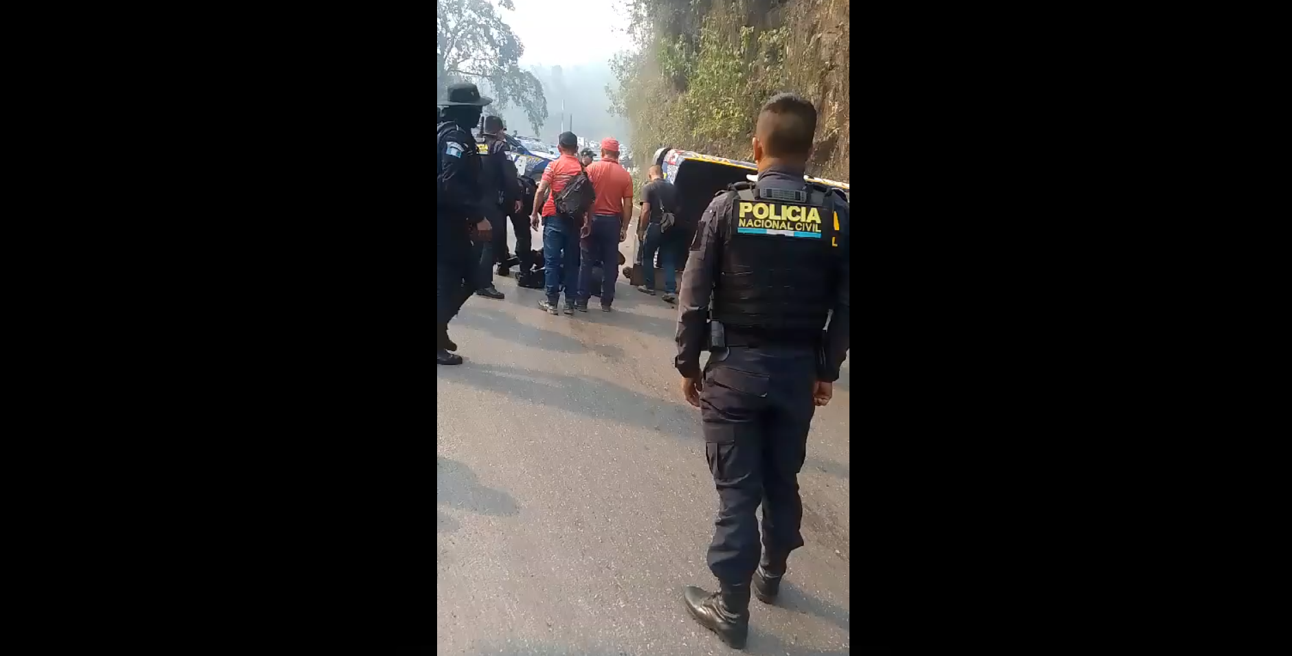 VIDEO: Autopatrulla de la PNC vuelca en ruta a Cobán y agentes piden ayuda