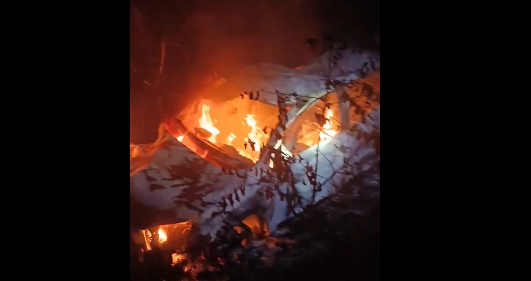 Imágenes: Vehículo se incendia tras un accidente en Petén