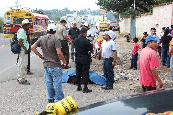 Autoridades y curiosos observan  el sitio donde murió  Salazar.