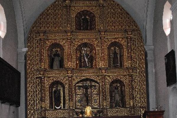 Pobladores piden favores a su patrona, Santa Elena de la Cruz, en Quiché.