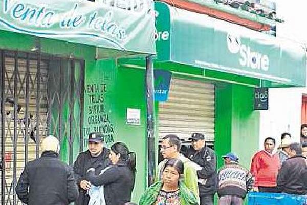 DELINCUENTES SAQUEARON venta de teléfonos móviles en la zona 4 de Totonicapán.