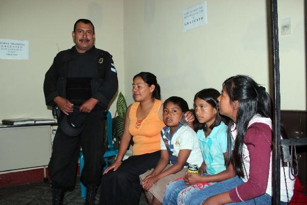 Los hermanos Ramírez Gómez &mdash;centro&mdash;, junto a su mamá y hermana, en  sede de la PGN.