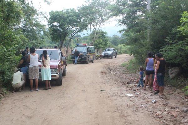 Autoridades resguardan el lugar donde fue encontrado el cadáver de un hombre, en Chiquimula. (Foto Prensa Libre: Edwin Paxtor)<br _mce_bogus="1"/>
