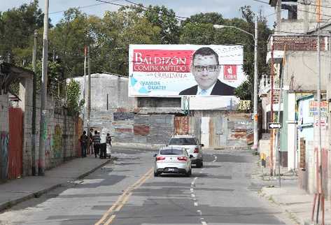 Manuel Baldizón, secretario general del Libertad Democrática Renovada (Líder), dice estar "comprometido" con el país, y añade "Vamos, Guate".