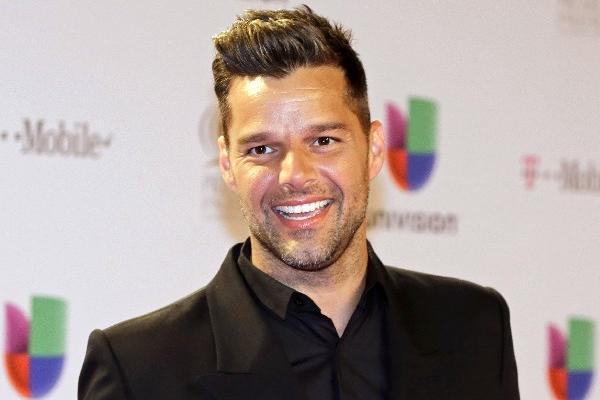 Ricky Martin muestra su faceta de papá en la presentación de su primer libro infantil. (Foto Prensa Libre: AP)<br _mce_bogus="1"/>