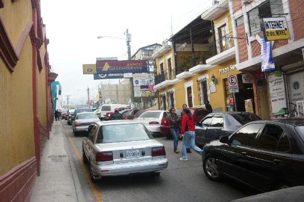 El paso peatonal y vehicular es difícil por la 9a. calle entre 7a. y 8a. avenidas,   zona 1.