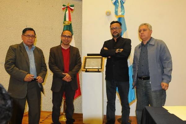 Ignacio Ruiz Pérez (segundo a la Izq.), durante la entrega del  Premio  Luis Cardoza y Aragón. (Foto Prensa Libre: Áxel Vicente)