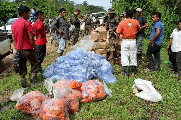 La ayuda comenzó a llegar para las familias afectados por el deslizamiento que afectó a la aldea San Antonio Chiquito, en Ixcán, Quiché. (Foto Prensa Libre: Oscar Figueroa)<br _mce_bogus="1"/>