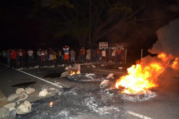 Vecinos de   cuatro  comunidades, durante  protesta  en ruta al Atlántico, El Progreso.