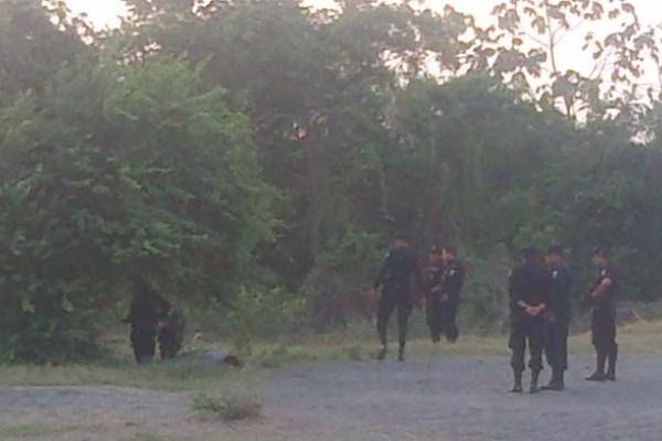 Dos hombres muertos fueron localizados en un sector de Puerto Quetzal, en Escuintla. (Foto Prensa Libre: Carlos Paredes9