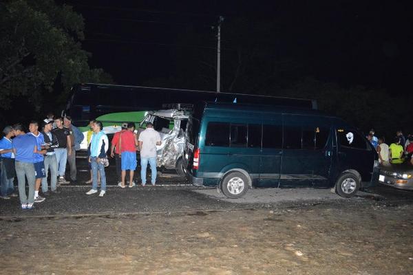 Curiosos observan los tres colectivos que colisionaron en el km 116 de la ruta al Atlántico. (Foto Prensa Libre: Víctor Gómez)<br _mce_bogus="1"/>