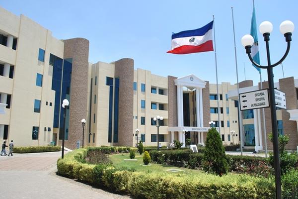 Empleados del Organismo Judicial en Quetzaltenango no han recibido su salario de octubre. (Foto Prensa Libre: Alejandra Martínez).