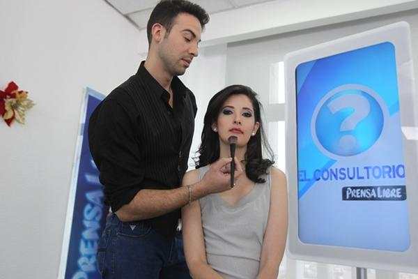 El estilista Josué Morales y la modelo Laura Pontaza, durante el programa en línea El Consultorio. (Foto Prensa Libre: Oscar Rivas)