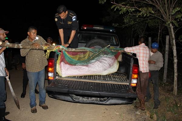 El cadáver de Guillermo Santiago Volvito, de 62 años, fue trasladado a la morgue del INACIF, para determinar la causa de su muerte. (Foto Prensa Libre: Walfredo Obando)