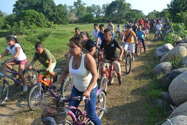 Un recorrido  en bicicleta se organizó para la inauguración de la segunda fase del parque edil. (Foto Prensa Libre: Édgar Girón)