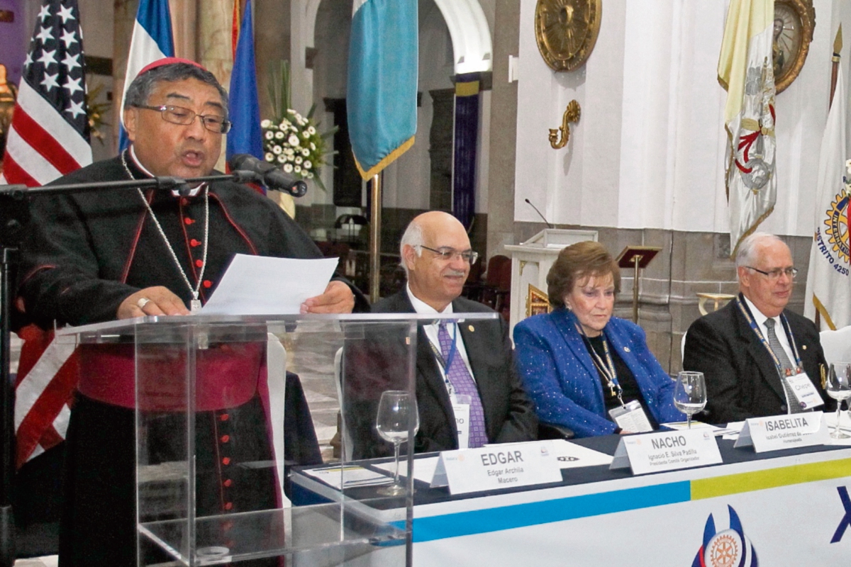 El arzobispo  Óscar   Vian;  Ignacio E. Silva, organizador del Congreso; Isabel Gutiérrez, homenajeada; y José Rodríguez, gobernador del Distrito Rotario 4250.