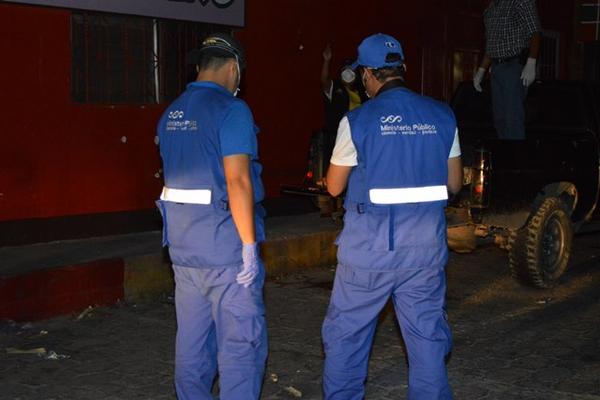 Peritos del Ministerio Público examinan escena del crimen en Teculután, Zacapa. (Foto Prensa Libre: Víctor Gómez)