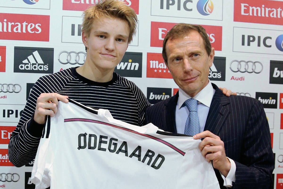 Martin Odegaard (i), fue presentando como nuevo jugador del Real Madrid por Emilio Butragueño (d), en enero recién pasado. (Foto Prensa Libre: EFE)