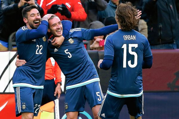 Federico Mancuello festeja después de anotar el segundo gol de Argentina junto con sus compañero Ezequiel Lavezzi y Lucas Orban. (Foto Prensa Libre: AFP)