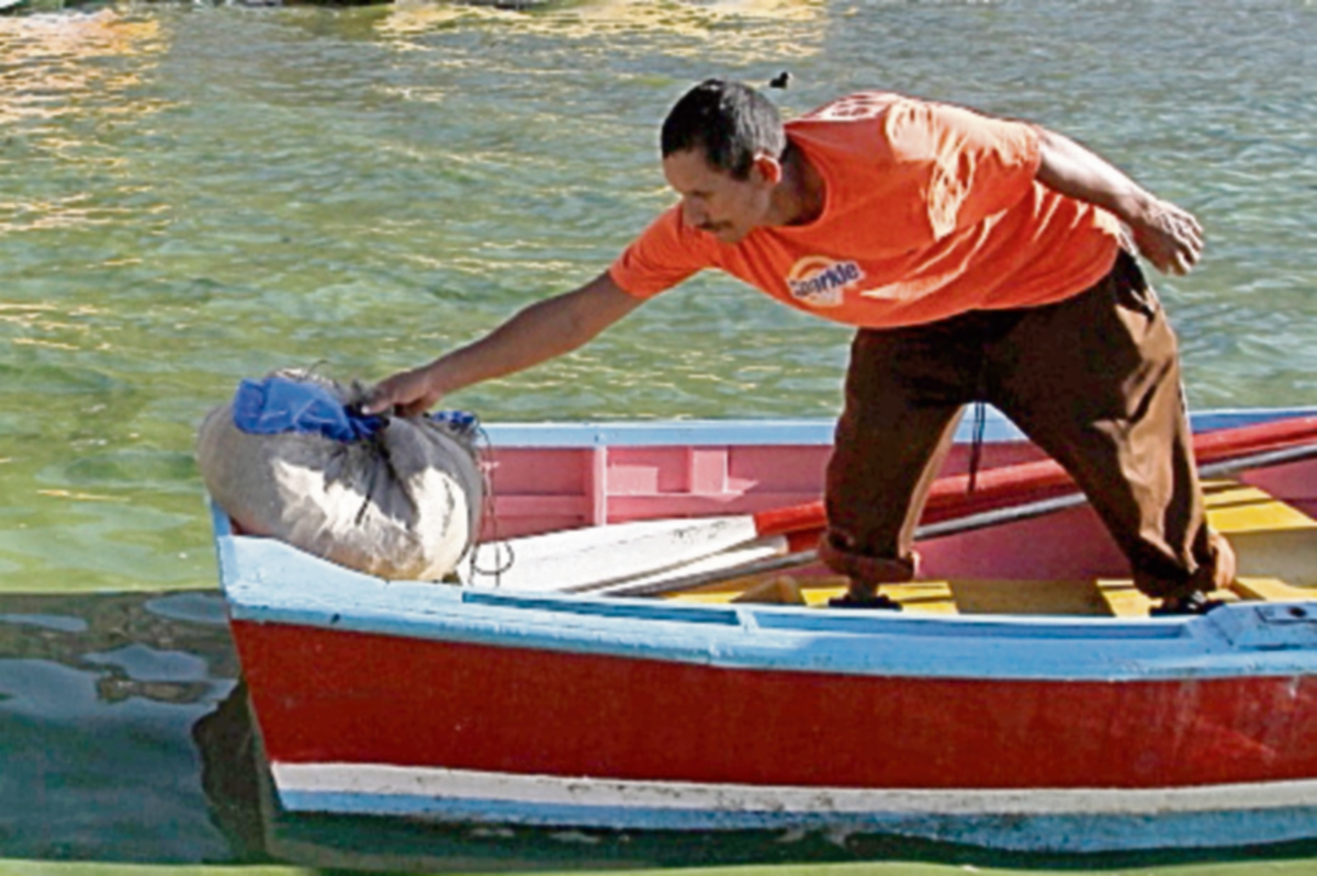 El lago de Amatitlán aún es visitado por turistas.