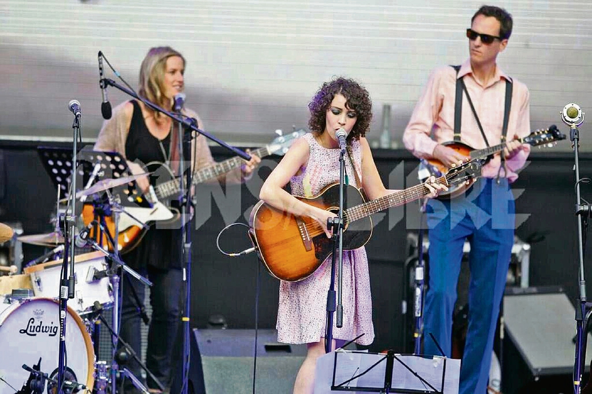 La cantante guatemalteca Gaby Moreno deleita con su voz en los jardines de la UFM. (Foto Prensa Libre: Rodrigo Méndez)